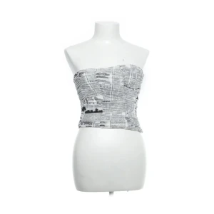 Bandeau topp  - Jättesnygg mönstrad bandeau topp från Zara!! Säljs pga att den tyvärr är för stor för mig:(🖤 Aldrig använd, endast provad.  