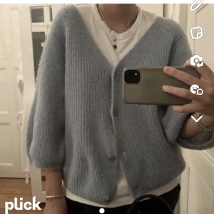 Stickad tröja  - Säljer denna så fina trekvärtsärmade tröjan i sån fin färg!!💘sjukt skönt material också