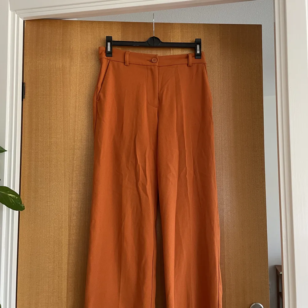 Ett par superfina rost-orangea byxor från Monki. Lätt utsvängda och croppade. Passar perfekt i höst. Jeans & Byxor.