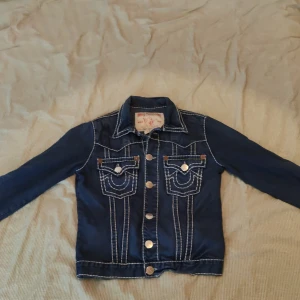 TRUE RELIGION JACKA - Fet true religion jeansjacka. Samma modell som Chief keef haft på sig. Sitter tight i storleken. I bra skick knappt använd. Svår för mig att sälja därav höga priset. Kom med prisförslag