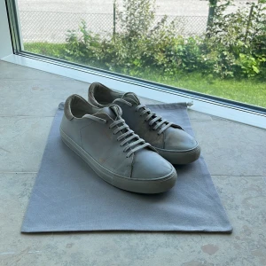 Clean 90 sneaker - Tja! säljer mina gråa arigatos då de är för små de är i hyfsat bra skick från 1-10 hade jag gett dem 6/10 dem har vissa defekter men de är knappt synliga när skorna sitter på fötterna, Mvh GlamourGarderoben!