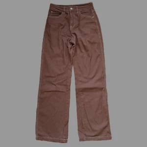 Bruna Jeans - Bruna Jeans med högmidja.