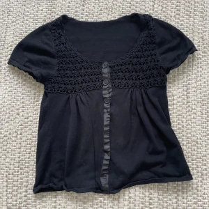 Stickad kortärmad kofta/topp - Säljer denna superfina stickade kortärmade kofta/topp i storlek S.