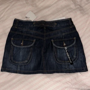 Vintage jeanskjol - Säljer min as snygga vintage jeanskjol som aldrig är använd då den var förstor för mig tyvärr, pris kan diskuteras och kan mötas upp i Stockholm🫶