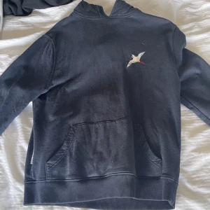 Axel Arigato single Bee Bird hoodie - Axel Arigato Single Bee Bird hoodie, Storlek XS i färgen Blå. Näst intill oanvänd, i utmärkt skick. Fler bilder kan skickas i chatten om så önskas