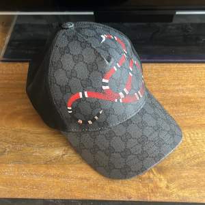 Gucci kingsnake keps,storlek kan ändras och är inte så bra kopia därför säljer jag den billigt, hör av er vid funderingar 