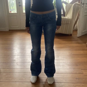 Lågmidjade jeans med cool bakficka  - Jag på bilderna är 164💗