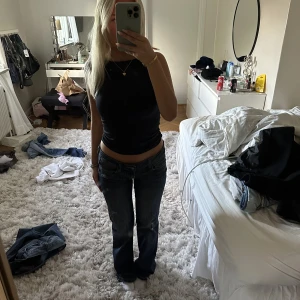 Lågmidjade jeans - Så snygga marinblåa jeans som är lågmidjade! Super coola fickor, de är stretchiga. Midjemåttet är ca 38cm x2😇