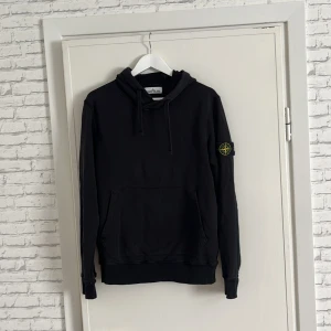 Svart Stone Island hoodie  - En clean svart stone island hoodie utan skador! St Medium. 