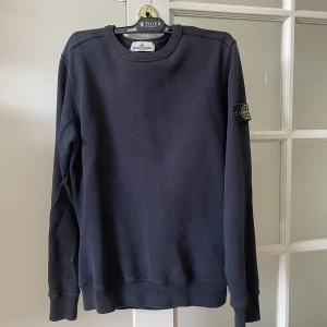 Stone island crewneck - Tjena! Säljer min SI crewneck då den är för liten för mig! Köpt på NK för 1400kr