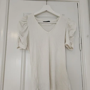 Topp med puffärmar - Superfin topp i möstrat tyg med v-ringning och puffärmar❤️ använd ett par gånger men är i fint skick!