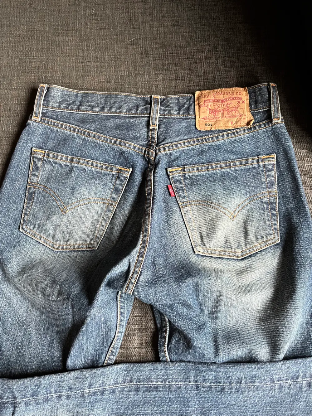 Säljer även dessa jeans från Levis då de inte kommer till användning för jag har ett par liknande🫶🏼säljer för 550 men kan även tänka mig sänka priset vid snabb affär. Jeans & Byxor.