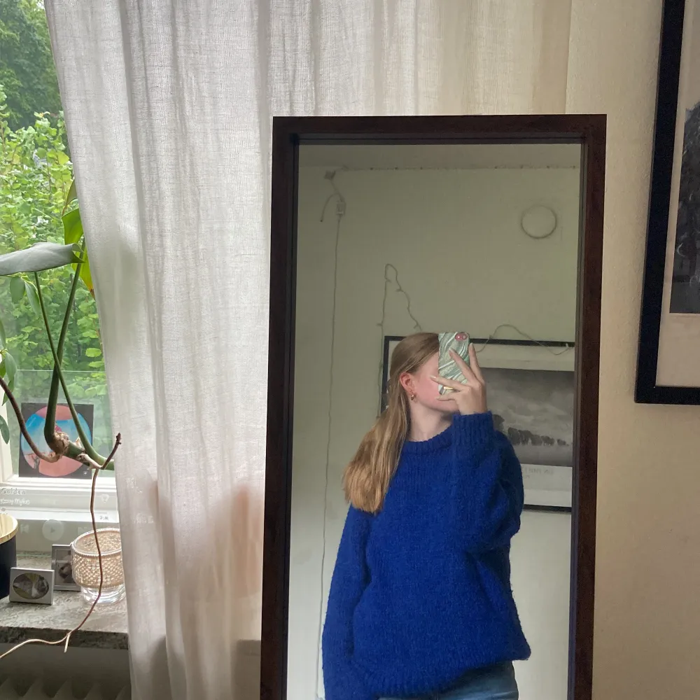 Jättefin blå stickad tröja från Zara.🩵Använd ett fåtal gånger men i mycket bra skick. Jätte mysig och skön tröja till hösten och vintern☺️. Neuleet.