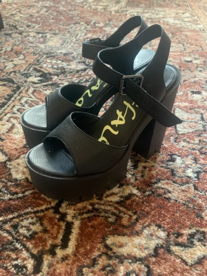 Buffalo klackskor  - Nypris 900 kr, använda en gång 🥰