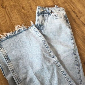 Jeans  - Ljusblåa utsvängda jeans från Gina tricot, använda en gång, bra skick, säljer pga kommer inte till användning. Köpta för ca 300kr Skriv för mer information eller bilder💞