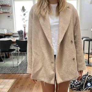 Höstjacka  - Säljer min skitsnygga höstjacka köpt i Paris förra hösten!!! Anspänd men inga defekter!! Från &otherstories