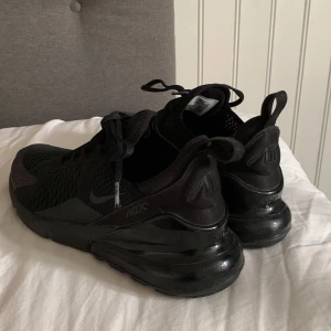 Nike 270 - Säljer mina skitsnygga Nike 270, köpte förra året på Nike för 1200kr. Använt de ett fåtal gånger. 💓💓