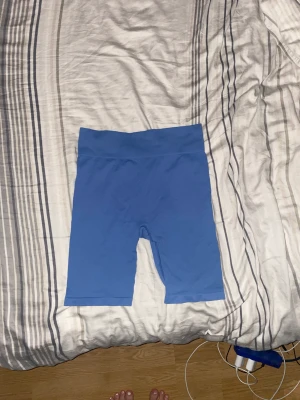 Cykelbyxor - Blåa cykelbyxor köpta här på plick, endast använda ett fåtal gånger. Köparen står för frakt, katt finns i hemmet🤍