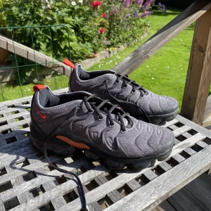 Nike Vapormax - Nike Vapormax Plus Storlek 44 Liten defekt på sulan