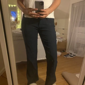 Kostymbyxor  - Gamla hennes kostymbyxor! Storlek 38 men passar även mindre storlekar om man vill ha en mer Lågmidjad byxa. Fin skimrande färg 🥰