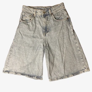 bermudashorts  - high waisted, skriv för bättre bilder