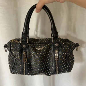 Zadig Voltaire väska❤️‍🔥❤️‍🔥💘 - Intressekoll på min zadig voltaire väska jag köpte här på Plick❤️‍🔥 Tyckte inte de var min stil men den är sjukt snygg och passar perfekt till hösten😍 Sunny modell mellan storlek och långt band och dustbag medkommer💘 Skriv för fler frågor eller bilder 