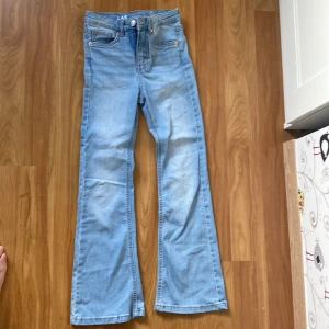 Jean tjej  - Utsvängda ljusa jeans i nyskick stl.140. 
