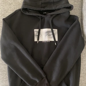 Hoodie med tryck - Hoodie med svart/vit tryck på bröstet. 