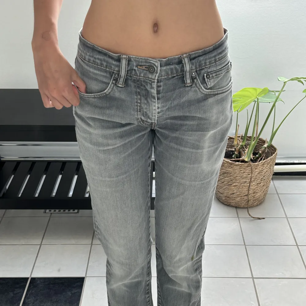 Jag säljer nu mina fina fina grå levis jeans. De är lågmidjade och raka i modellen. W31 L32. De sitter bra på mig som vanligen har XS-S. Hör av dig vid fler frågor💖. Jeans & Byxor.