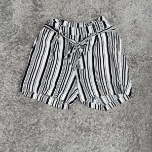 Randiga shorts  - Säljer nu dessa svart och vit randiga shorts. De är ifrån Lindex och i storlek 128. Bra skick. Pris går att diskuteras❤️. 