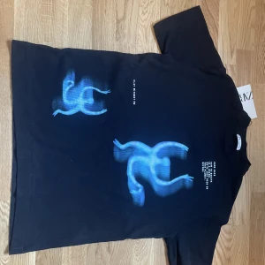 SVART BLÅ T-SHIRT - Bra skick aldrig använd  Lappen sitter kvar  Köpt från ZARA