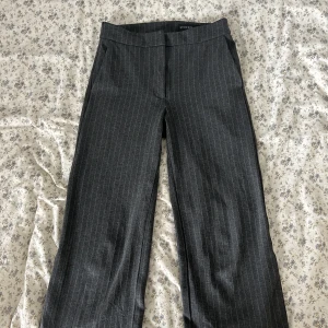  Kostymbyxor grå, STOCK LM - Kostymbyxor i stl 36 Använt vid ca fem tillfällen, ser oanvända ut.  