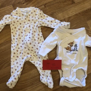 Pyjamas och body - En body från newbie vit med blommor, stl. 50 (0-1 mån) som ny och använd 1-3 ggr.  50 kr    Body vit med tryck stl. 50 (0-1mån) 15 kr (inte newbie)  Priset som står är det som gäller 