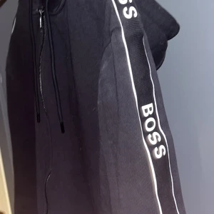 Hugo Boss Hoodie - En boss Hoodie som är köpte för några månader sen men inte använt den så mycket. Skön och bekväm.