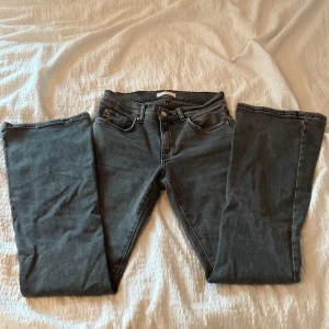 Gina jeans - Säljer dessa lågmidjade bootcut jeansen från gina för dom inte kommer till användning dom är grå svarta