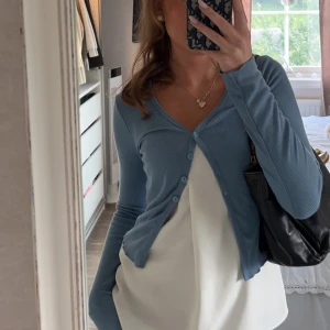 Blå tröja  - Säljer denna blå tröja från NA-KD som inte kommer till användning mer💙
