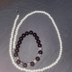Smycken  - Ett pärlsmycke som inte e använd och ett armband som heller inte e använd. Inte min smak därav säljer jag. Halsbandet är cirka 60 cm långt o armbandet 17 cm