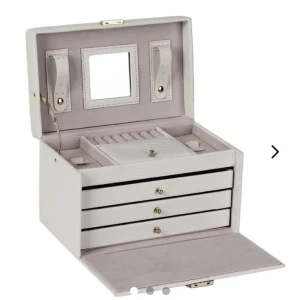 Smyckeskrin  - Rymligt smyckeskrin med några små fläckar (hör av er vid intresse så skickar jag bild på det) nypris 999kr🦋Obs silverderaljer i stället för guld (se sista bilden). Hör av er vid minsta intresse eller fundering 💓