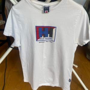 Helly Hansen x sweet sktbd t-shirt i använt men gott skick! Ganska liten i storlek och passar snarare xs.