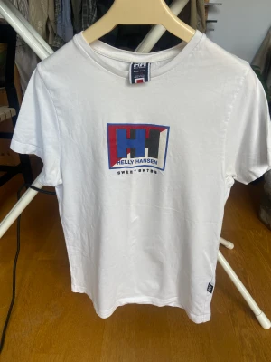 Helly Hansen x sweet sktbd t-shirt - Helly Hansen x sweet sktbd t-shirt i använt men gott skick! Ganska liten i storlek och passar snarare xs.