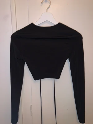 Magtröja med snörning - Tröja som man knyter runt midjan så som man själv önskar i ett träningsmaterial, fint skick!🌸