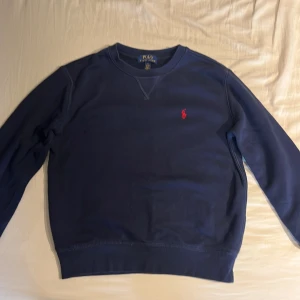 Polo Ralph Lauren sweatshirt - Mörkblå Polo Ralph Lauren sweathirt med röd logga  Skick: 9/10