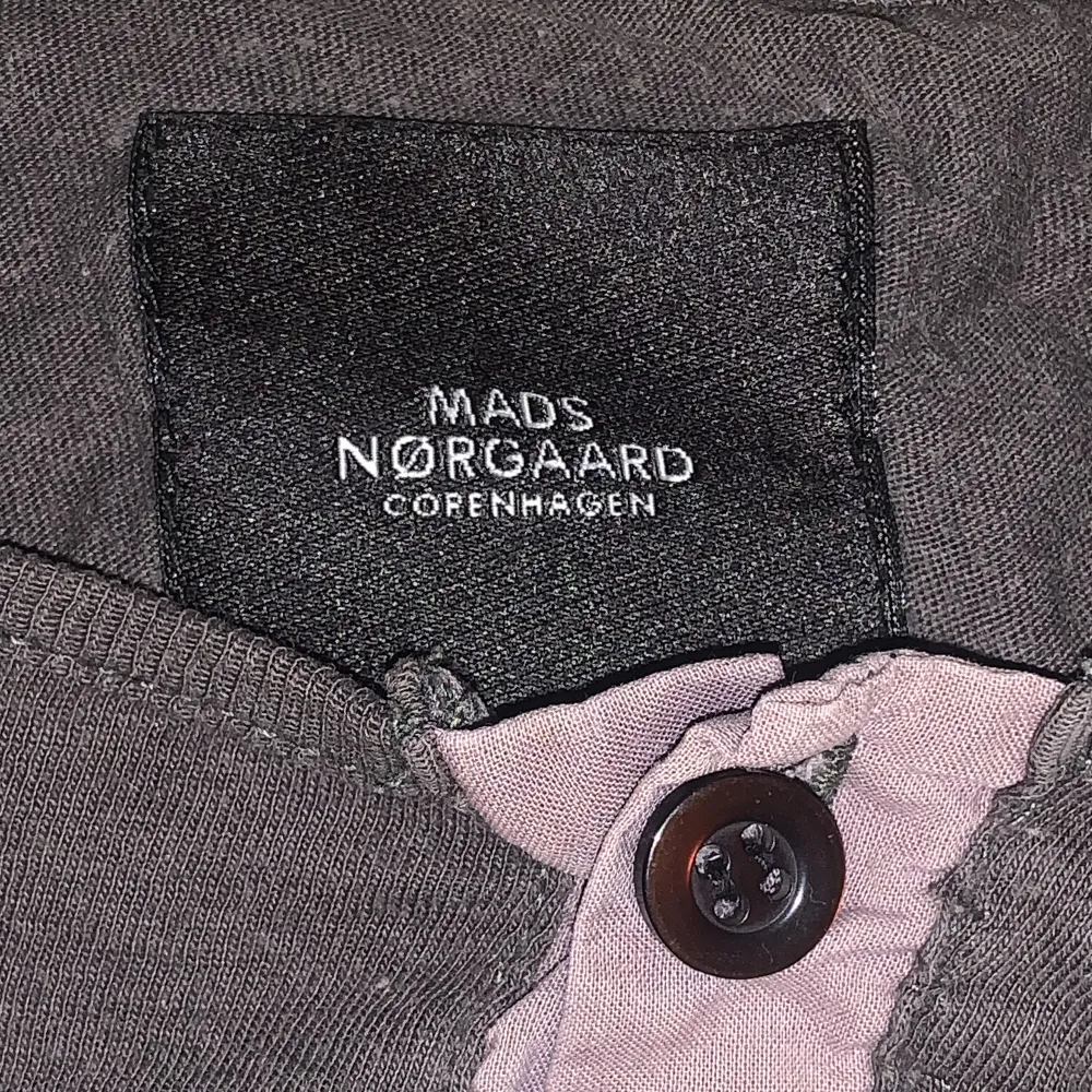 En super gullig mörkbrun långärmad tröja med rosa detalj. Ifrån Mads norgaard, bara använt den några gånger❤️. Toppar.