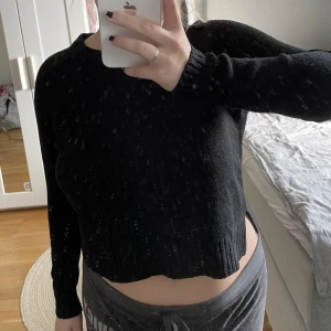 stickad tröja - basic och fin. bra skick🥰🥰🥰🥰