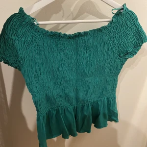 Off-shoulder topp - Topp från Gina Tricot i bra skick. Gratis frakt och priset går att diskuteras🙌
