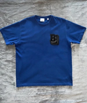 Burberry t shirt - Condition 9/10. En jätte fin t shirt. Det är xs men passar perfekt om du har medium eftersom den är oversized. (Pris kan diskuteras) dm för mer bilder och info👌🏼