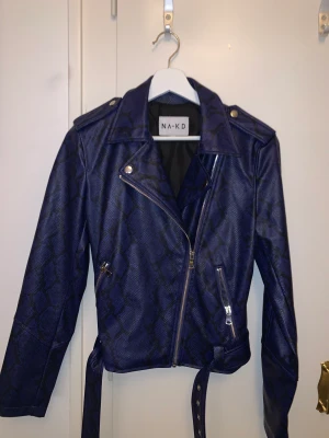 Skinnjacka - Skinnimiterad jacka i fint skick! Säljs då det inte är min stil🌸