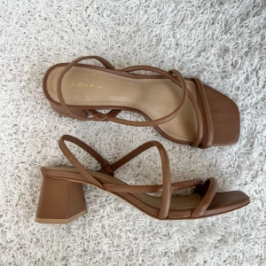 Bruna klackar  - Säljer dessa bruna klackar från & Other Stories då de inte längre kommer till användning💕 Storlek 38, i fint skick🤎