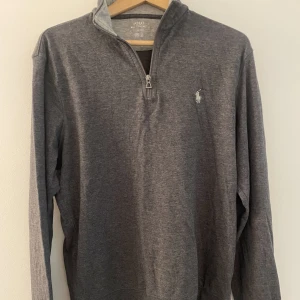 Polo Ralph Lauren tröja - Tröja, stl. S, Herr Grå half zip tröja från Ralph lauren Väldigt sparsamt använd (nyskick) Storlek: s/m Färg: mörkgrå Pris: 600  Hör gärna av dig vid intresse av fler bilder eller frågor! 600 kr