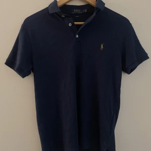 Polo Ralph Lauren pike - Tröja, stl. S, Herr Polo Ralph Lauren pikétröja. Aldrig buren (nyskick) Färg: mörkblå Storlek:S Färg: mörkblå  Kan skickas om köpare står för frakt.  Hör av dig vid intresse eller ytterligare bilder eller frågor! 